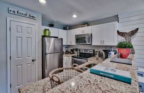 Avalon Beach Estates Condo | Beautiful 2/2 condo in Maravilla- Pet Friendly! Steps from beach, sleeps 6.