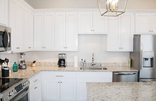 Lower Garden District Condo | Beautiful 2 BD w/Balcony, 1 Block off St. Charles