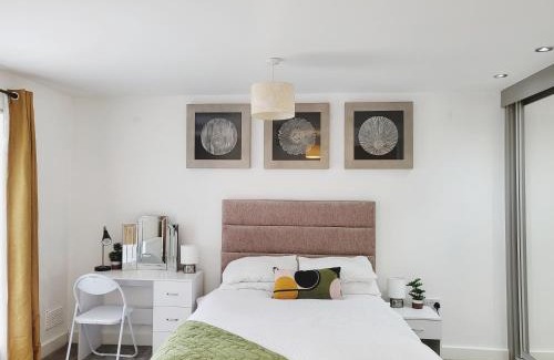 Wakefield Apartment | Beautiful 2 Bed House, Central spot with free parking