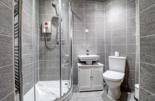 Wakefield Apartment | Beautiful 2 Bed House, Central spot with free parking