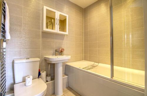 Wakefield Apartment | Beautiful 2 Bed House, Central spot with free parking