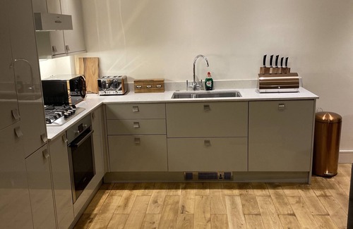 Wandsworth House | Beautiful 2 Bed House in Wandsworth with Secure Parking/ Outdoor Space