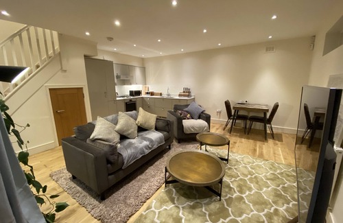 Wandsworth House | Beautiful 2 Bed House in Wandsworth with Secure Parking/ Outdoor Space