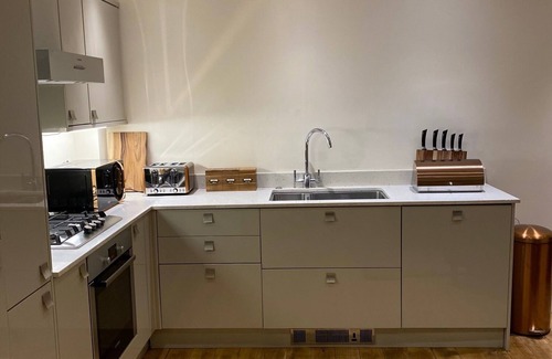 Wandsworth House | Beautiful 2 Bed House in Wandsworth with Secure Parking/ Outdoor Space