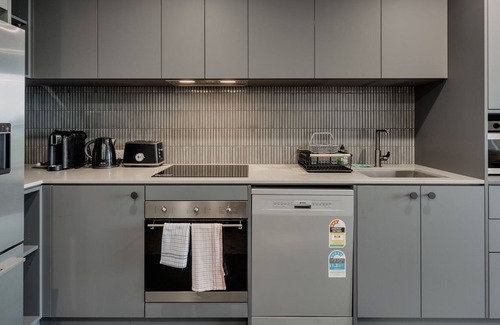 Belconnen Apartment | Beautiful 2-Bed Near Shops with Lakeside Views