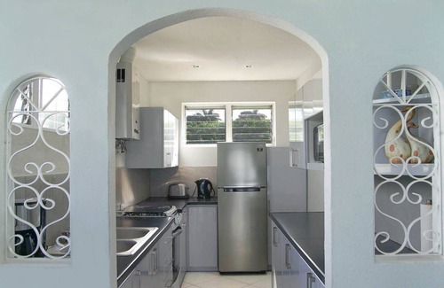 Derricks Apartment | Beautiful 2-Bedroom Apartment right on the beach in this tranquil little bay
