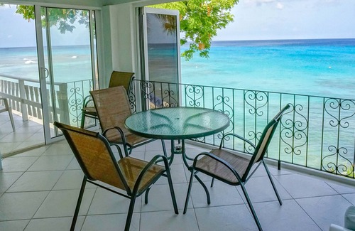 Derricks Apartment | Beautiful 2-Bedroom Apartment right on the beach in this tranquil little bay
