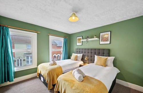 Aylesbury House | Beautiful 2 bedroom house Free Parking, Aylesbury, Adrenham st