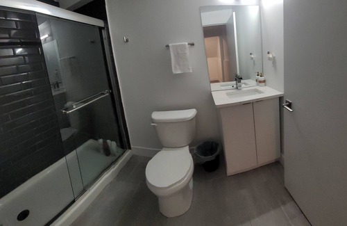 Highland House | Beautiful 2-Bedroom (3-beds), 2-Bathroom in South London (by Westmount Mall)