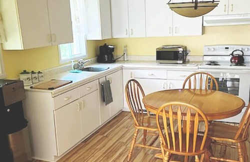 South Glengarry Cottage | Beautiful 2 Bedroom 4-Season Cottage