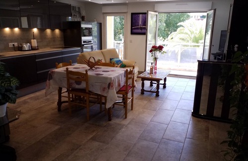 Antibes Apartment | Beautiful 2 bedroom apartment fully equipped with private garage.