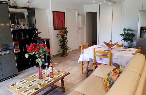 Antibes Apartment | Beautiful 2 bedroom apartment fully equipped with private garage.