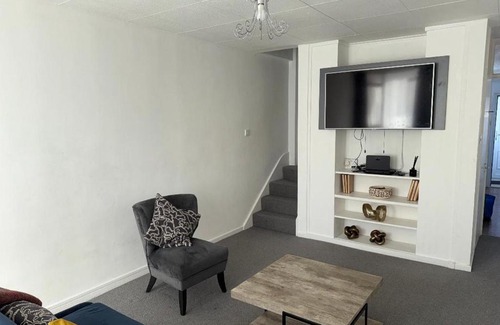 London Borough of Croydon Apartment | Beautiful-2 bedroom Apartment, 1 bathroom, sleeps 6, in greater london (South Croydon). Provides accommodation with WiFi, 3 minutes Walk from Purley Oak Station and 10mins drive to East Croydon Station