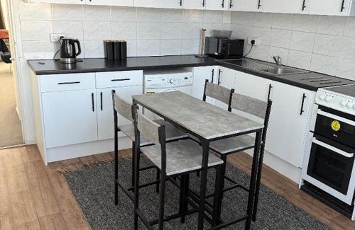 London Borough of Croydon Apartment | Beautiful-2 bedroom Apartment, 1 bathroom, sleeps 6, in greater london (South Croydon). Provides accommodation with WiFi, 3 minutes Walk from Purley Oak Station and 10mins drive to East Croydon Station