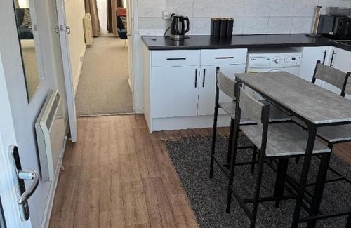 London Borough of Croydon Apartment | Beautiful-2 bedroom Apartment, 1 bathroom, sleeps 6, in greater london (South Croydon). Provides accommodation with WiFi, 3 minutes Walk from Purley Oak Station and 10mins drive to East Croydon Station