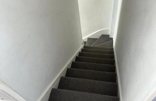 London Borough of Croydon Apartment | Beautiful-2 bedroom Apartment, 1 bathroom, sleeps 6, in greater london (South Croydon). Provides accommodation with WiFi, 3 minutes Walk from Purley Oak Station and 10mins drive to East Croydon Station