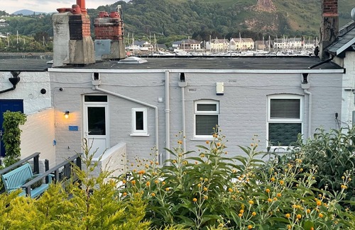 Conwy Apartment | Beautiful 2 bedroom Deganwy apartment with estuary views