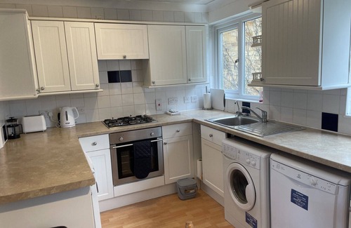 Bracknell Apartment | Beautiful 2 bedroom for 5, walk to town, near Legoland and Lapland!