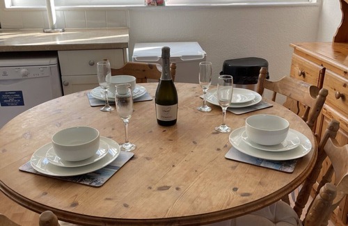 Bracknell Apartment | Beautiful 2 bedroom for 5, walk to town, near Legoland and Lapland!