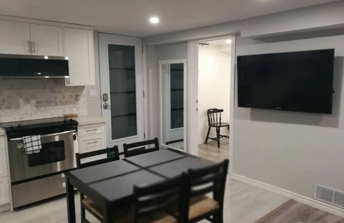 Guelph Apartment | Beautiful 2-bedroom Guest Home in Guelph