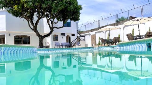 Manta Apartment | Beautiful 2 bedroom, pool, beach