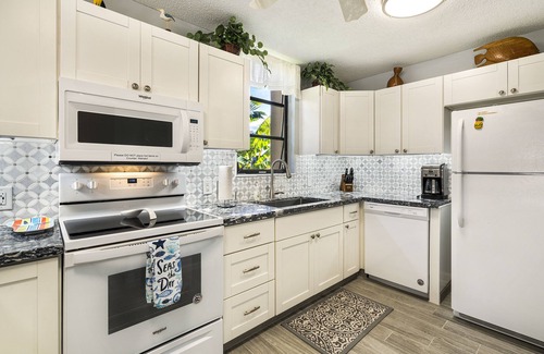 Kailua-Kona Condo | Beautiful 2 bedroom Ocean Front Building 1 at Kona Makai.