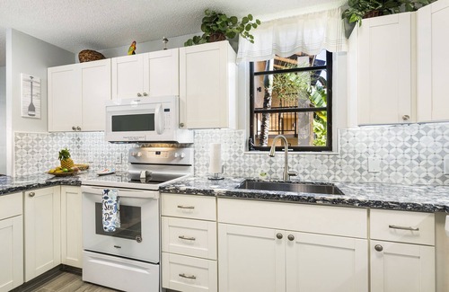 Kailua-Kona Condo | Beautiful 2 bedroom Ocean Front Building 1 at Kona Makai.