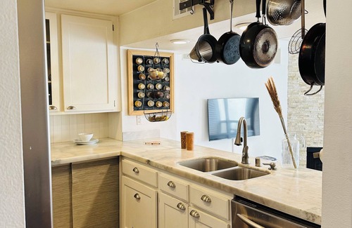 Los Angeles County Condo | Beautiful 2-bedroom condo in Venice Beach with AC, WiFi, secure parking, more