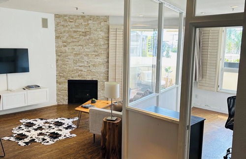 Los Angeles County Condo | Beautiful 2-bedroom condo in Venice Beach with AC, WiFi, secure parking, more
