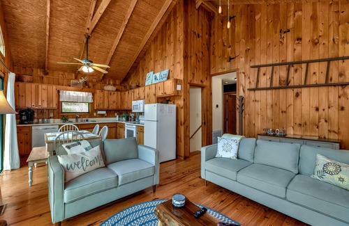 Hiawassee Cabin | Beautiful 2 Kings, 2 fire pits. Arcade Game. Corn home game.