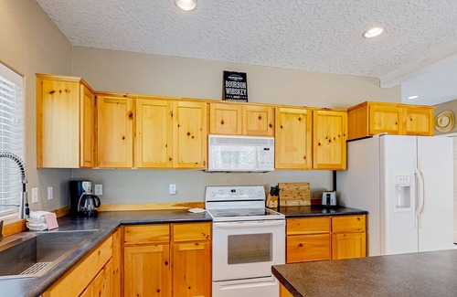 La Pine House | Beautiful 2-story home with private gas grill, patio, outdoor dining area, & AC