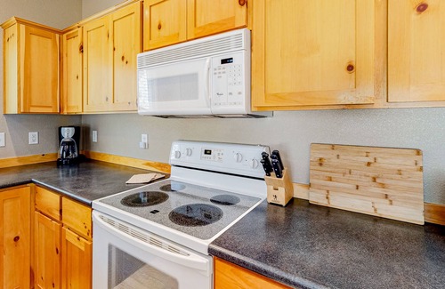 La Pine House | Beautiful 2-story home with private gas grill, patio, outdoor dining area, & AC