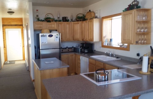 Collbran House | Beautiful 2700 SF Mountain Log Home-Snowmobile/Hunting/Skiing/Hiking Paradise