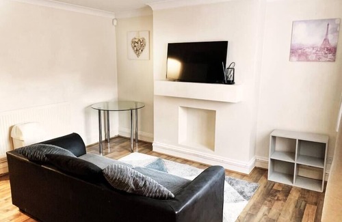 Enfield Lock Condo | Beautiful 2bed apartment - transport & parking AVL