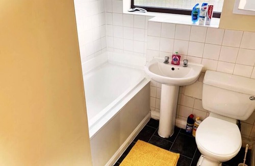 Enfield Lock Condo | Beautiful 2bed apartment - transport & parking AVL