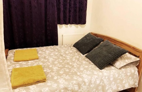 Enfield Lock Condo | Beautiful 2bed apartment - transport & parking AVL