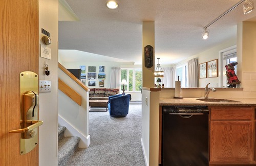 Central Vermont- Killington Condo | Beautiful 2BR/2BA Fall Line Condo w/Mountain Views, Pool, Hot Tub, Sauna, Shuttle. G2B
