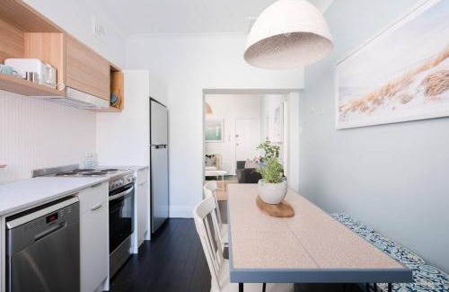 Bondi Apartment | Beautiful 2BR Top Floor Bondi Beach Walk to Beach