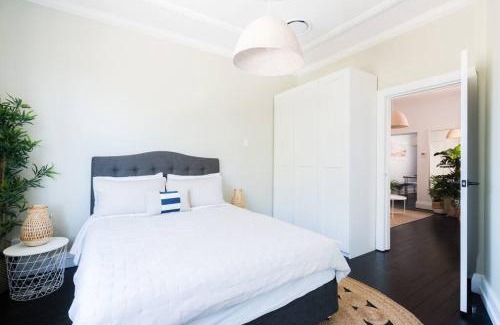 Bondi Apartment | Beautiful 2BR Top Floor Bondi Beach Walk to Beach