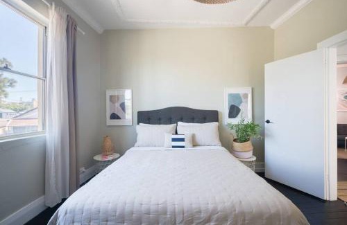 Bondi Apartment | Beautiful 2BR Top Floor Bondi Beach Walk to Beach