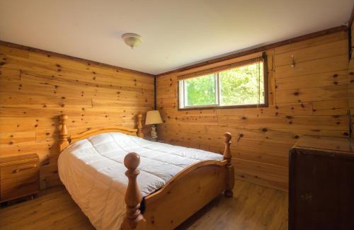 Minden Hills House | Beautiful 3 Bdrm + Bunkie Waterfront Cottage Near Gull Lake