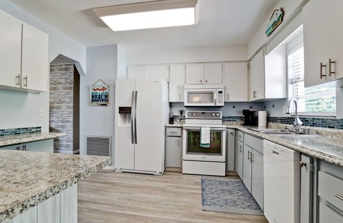 Palma Sola House | Beautiful 3 bdrm Private home with HEATED pool 5 mi from Anna Maria Island!