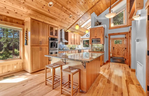 Truckee House | Beautiful 3 bed/2.5 bath; deck with a hot tub