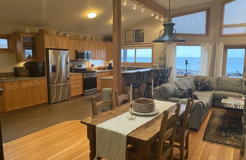 Point Roberts Cottage | Beautiful 3-Bedroom Seaside Cottage - Located on scenic Freeman Beach