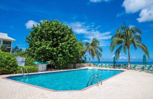Seven Mile Beach Condo | Beautiful 3 Bedroom Oceanview Condo on Seven Mile Beach