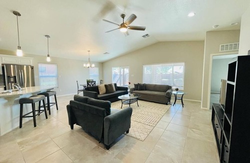 Yuma House | Beautiful 3 bedroom 2 bath house 10 mins from YRMC