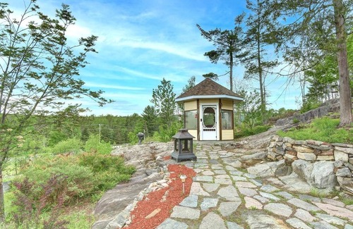 La Macaza Ski Chalet | Beautiful 3-bedroom cottage with indoor fireplace