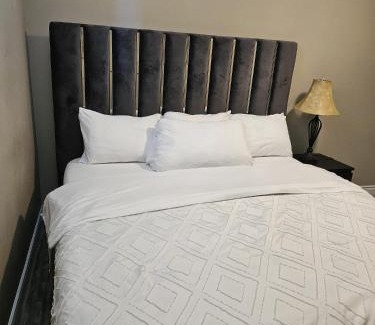 Niagara Falls House | Beautiful 3 bedrooms, 2 bathrooms, 4 beds sleep 8, basement close to Falls