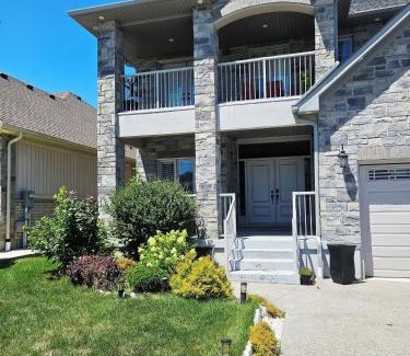 Niagara Falls House | Beautiful 3 bedrooms, 2 bathrooms, 4 beds sleep 8, basement close to Falls