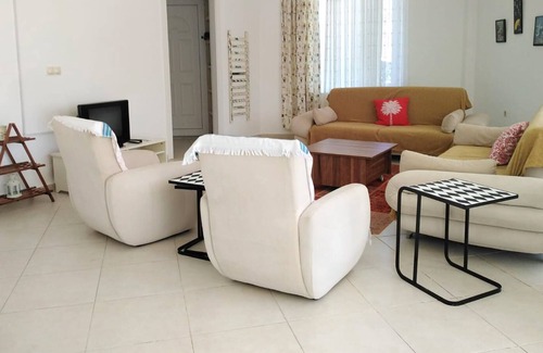 Lara Villa | Beautiful 3 Bedroom Garden Villa With Share Pool in Kundu